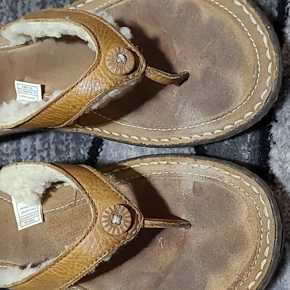 UGG LEATHER SHEEPSKIN BUTTON LOGO SANDALS - Picture 4 of 12
